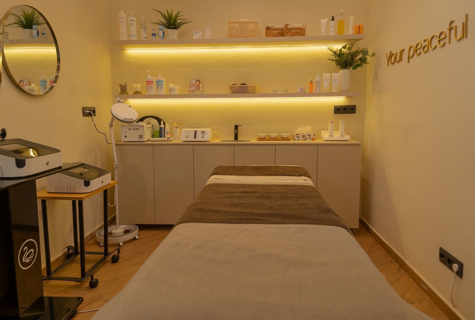 Interior luminoso del centro de estética Hairmony Care & Beauty