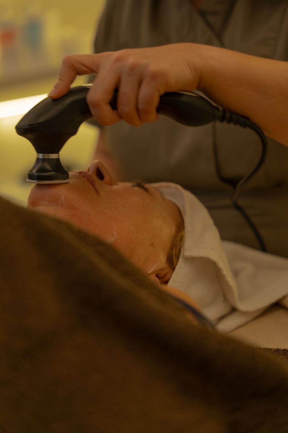 Tratamiento facial con radiofrecuencia en el centro